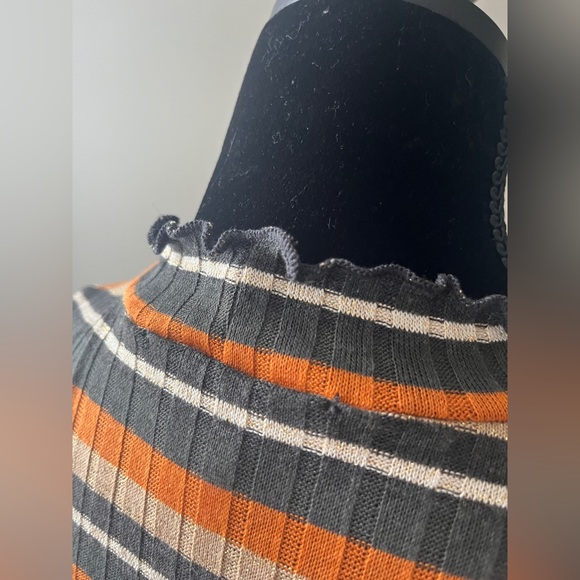 EUC Gaze USA brand striped long sleeved crop top- orange and gold- size small - Picture 7 of 10